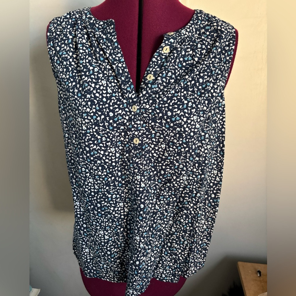 EUC Universal Thread Women's Navy Blue Printed Sleeveless Top, Size Medium